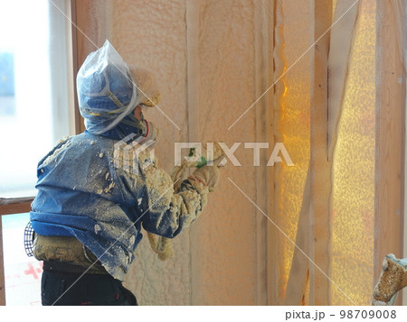 住宅の吹付断熱工事発砲ウレタン45 住宅の吹付断熱工事発砲ウレタン45 98709008
