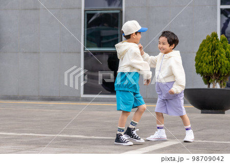 子供 育児 遊び 98709042