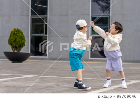 子供 育児 遊び 98709046