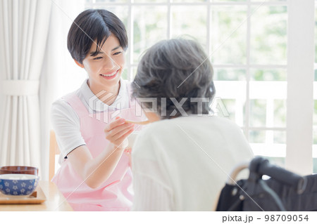 介護イメージ 食事の介助をする介護士 介護イメージ 食事の介助をする介護士 98709054