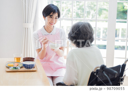 介護イメージ　食事の介助をする介護士 98709055