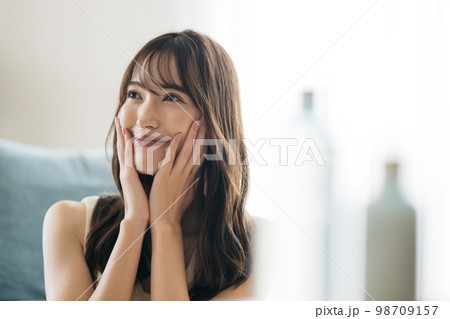 スキンケアをする女性・メイクをする女性イメージ 98709157