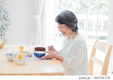 食事シーン 食事をするシニア女性 食事シーン 食事をするシニア女性 98709176