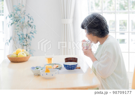 食事シーン　食事をするシニア女性 98709177