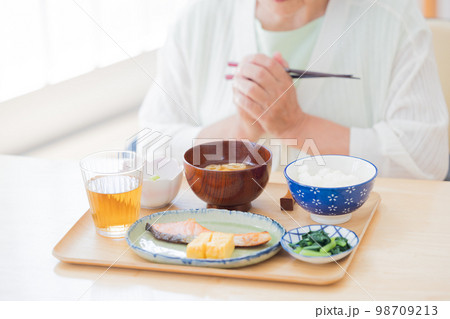食事シーン　食事をするシニア女性の手元 98709213