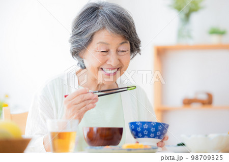 食事シーン 食事を楽しむシニア女性 食事シーン 食事を楽しむシニア女性 98709325