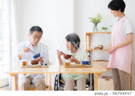 介護 ご飯を食べるシニアと介護士 介護 ご飯を食べるシニアと介護士 98709437