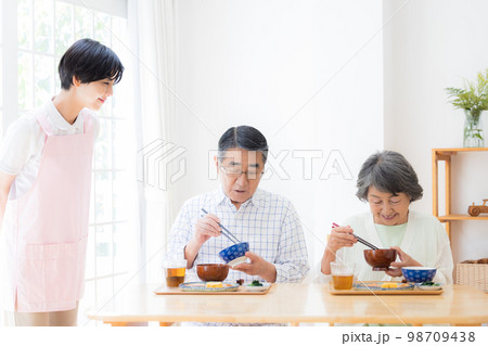 介護 ご飯を食べるシニアと介護士 介護 ご飯を食べるシニアと介護士 98709438
