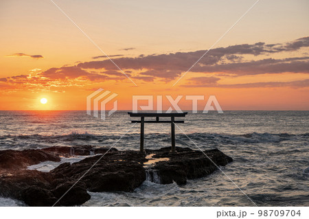 茨城県大洗町 朝日に照らされる大洗磯前神社 神磯の鳥居 茨城県大洗町 朝日に照らされる大洗磯前神社 神磯の鳥居 98709704