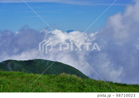 狩場山頂付近からの雲から出た羊蹄山頂 狩場山頂付近からの雲から出た羊蹄山頂 98710023