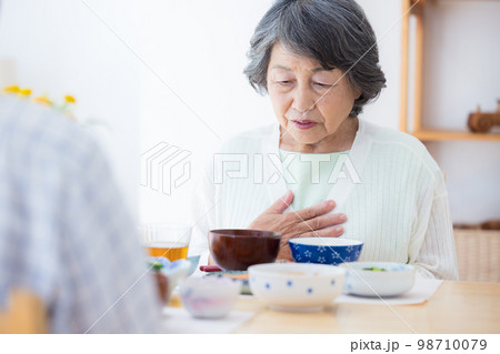 食事シーン 食欲がないシニア女性 食事シーン 食欲がないシニア女性 98710079