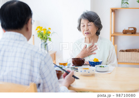 食事シーン　食欲がないシニア女性 98710080