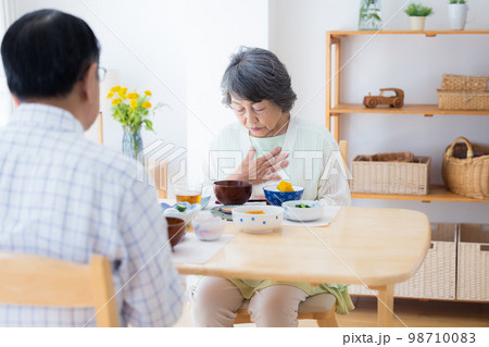 食事シーン　食欲がないシニア女性 98710083