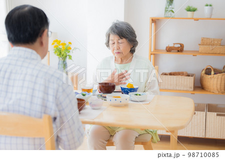 食事シーン 食欲がないシニア女性 食事シーン 食欲がないシニア女性 98710085