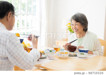 ご飯を食べるシニア夫婦 ご飯を食べるシニア夫婦 98710320