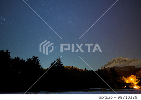 富士山とプレアデス星団(すばる)を水ヶ塚公園から望む(静岡県) 富士山とプレアデス星団(すばる)を水ヶ塚公園から望む(静岡県) 98710339