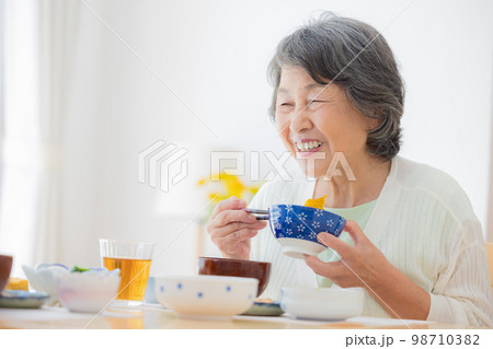 食事シーン 食事を楽しむシニア女性 食事シーン 食事を楽しむシニア女性 98710382