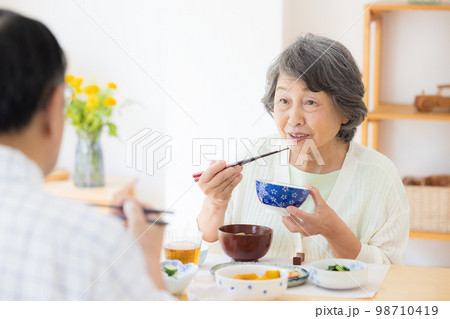 ご飯を食べるシニア夫婦 ご飯を食べるシニア夫婦 98710419