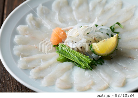 とらふぐの薄造り 98710534