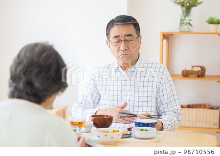 食事シーン 食欲がないシニア男性 食事シーン 食欲がないシニア男性 98710556