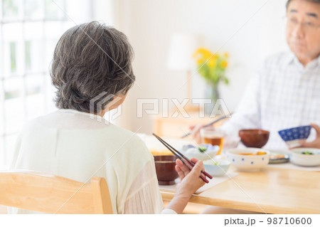 ご飯を食べるシニア夫婦 98710600