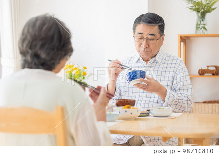 ご飯を食べるシニア夫婦 ご飯を食べるシニア夫婦 98710810