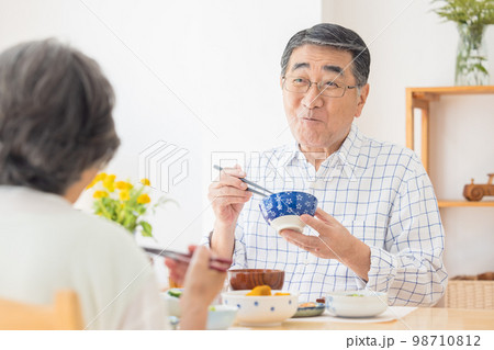 ご飯を食べるシニア夫婦 ご飯を食べるシニア夫婦 98710812
