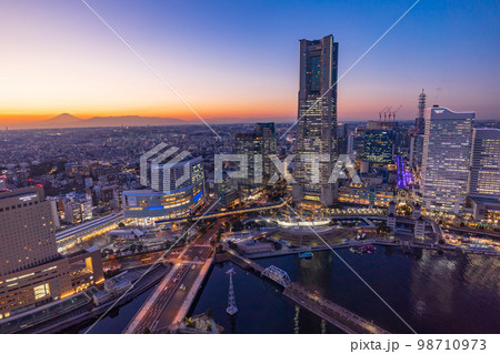 （神奈川県）横浜桜木町駅付近の街並み　富士山遠望　トワイライト 98710973