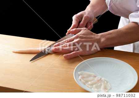 とらふぐの刺身を引く板前 とらふぐの刺身を引く板前 98711032