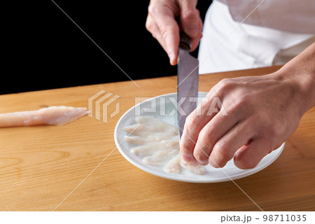 とらふぐの刺身を引く板前 とらふぐの刺身を引く板前 98711035