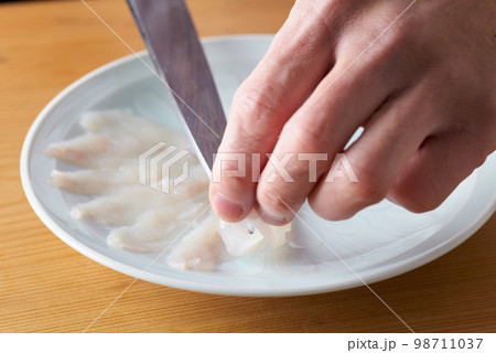 とらふぐの刺身を引く板前 とらふぐの刺身を引く板前 98711037
