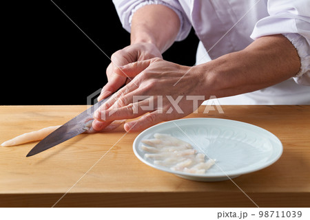 とらふぐの刺身を引く板前 とらふぐの刺身を引く板前 98711039