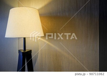 点灯中のシェード付きフロアスタンドライト 98711062