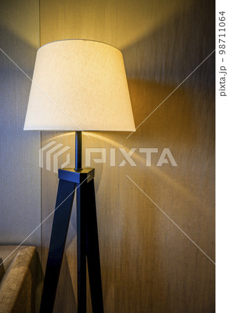 点灯中のシェード付きフロアスタンドライト 98711064