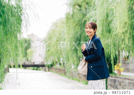 京都を観光する女性 98711071