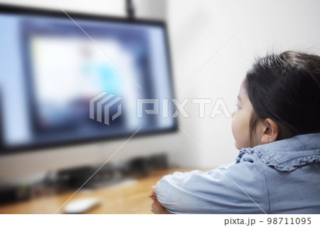 パソコンモニターで動画配信を見る子供の女の子 98711095