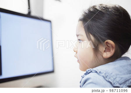 パソコンモニターで動画配信を見る子供の女の子 98711096