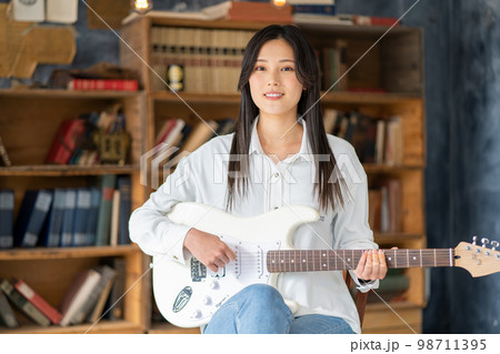 若い女性ポートレート（エレキギター） 98711395