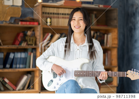 若い女性ポートレート(エレキギター) 若い女性ポートレート(エレキギター) 98711398