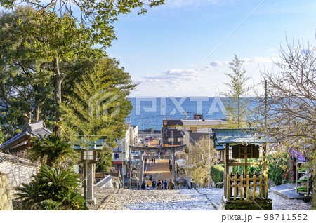 久能山東照宮の参道から駿河湾を望む 久能山東照宮の参道から駿河湾を望む 98711552