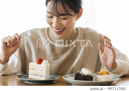 ケーキを見て喜ぶ女性 98711560