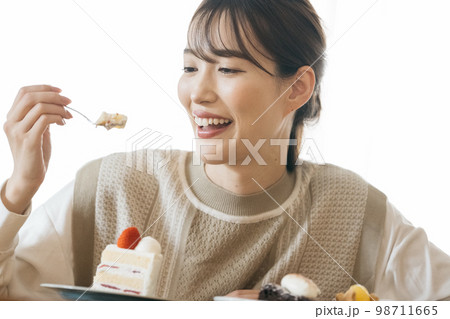 ショートケーキを食べる女性 ショートケーキを食べる女性 98711665