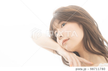 女性　ビューティー　スキンケア 98711780