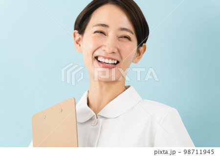 ナース服を着ている若い女性 医療イメージ ナース服を着ている若い女性 医療イメージ 98711945