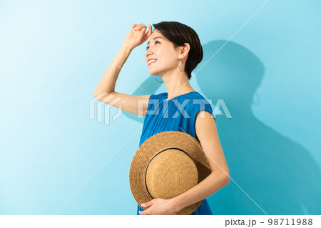 ワンピースを着た若い女性 夏イメージ ワンピースを着た若い女性 夏イメージ 98711988