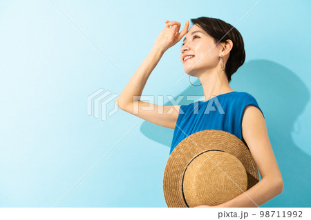 ワンピースを着た若い女性 夏イメージ ワンピースを着た若い女性 夏イメージ 98711992
