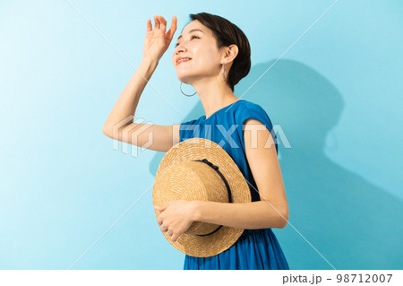 ワンピースを着た若い女性　夏イメージ 98712007