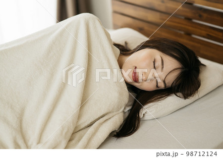 ベッドで眠る女性・睡眠 ベッドで眠る女性・睡眠 98712124