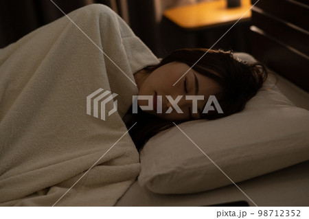 睡眠・眠る女性イメージ 98712352