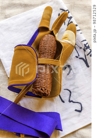 弓具：いぶした鹿革で作られたカケ（ユガケ） 98712529